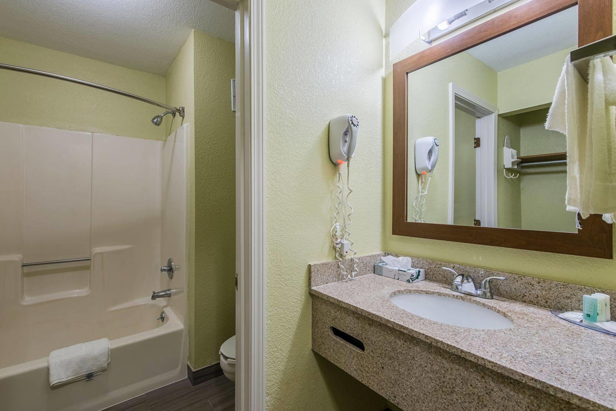 Cardinal Inn & Suites Muncie Extérieur photo