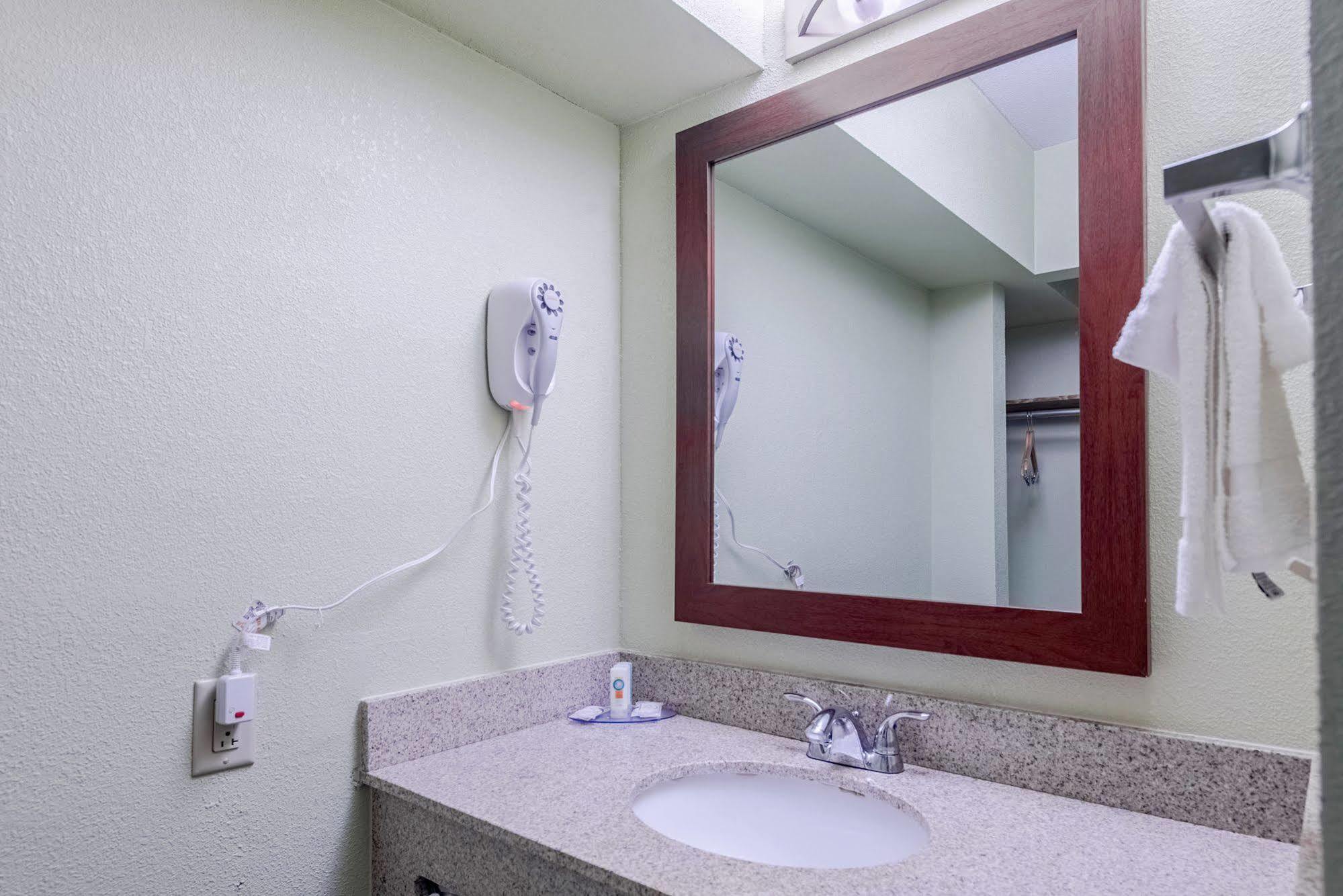 Cardinal Inn & Suites Muncie Extérieur photo